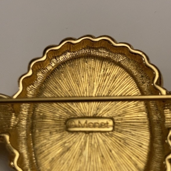 VTG Monet oval white enamel stone framed in gold tone frame/bar w/hanging chain - Picture 8 of 8